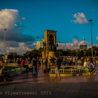 Plac Taksim, pełen spacerowiczów.